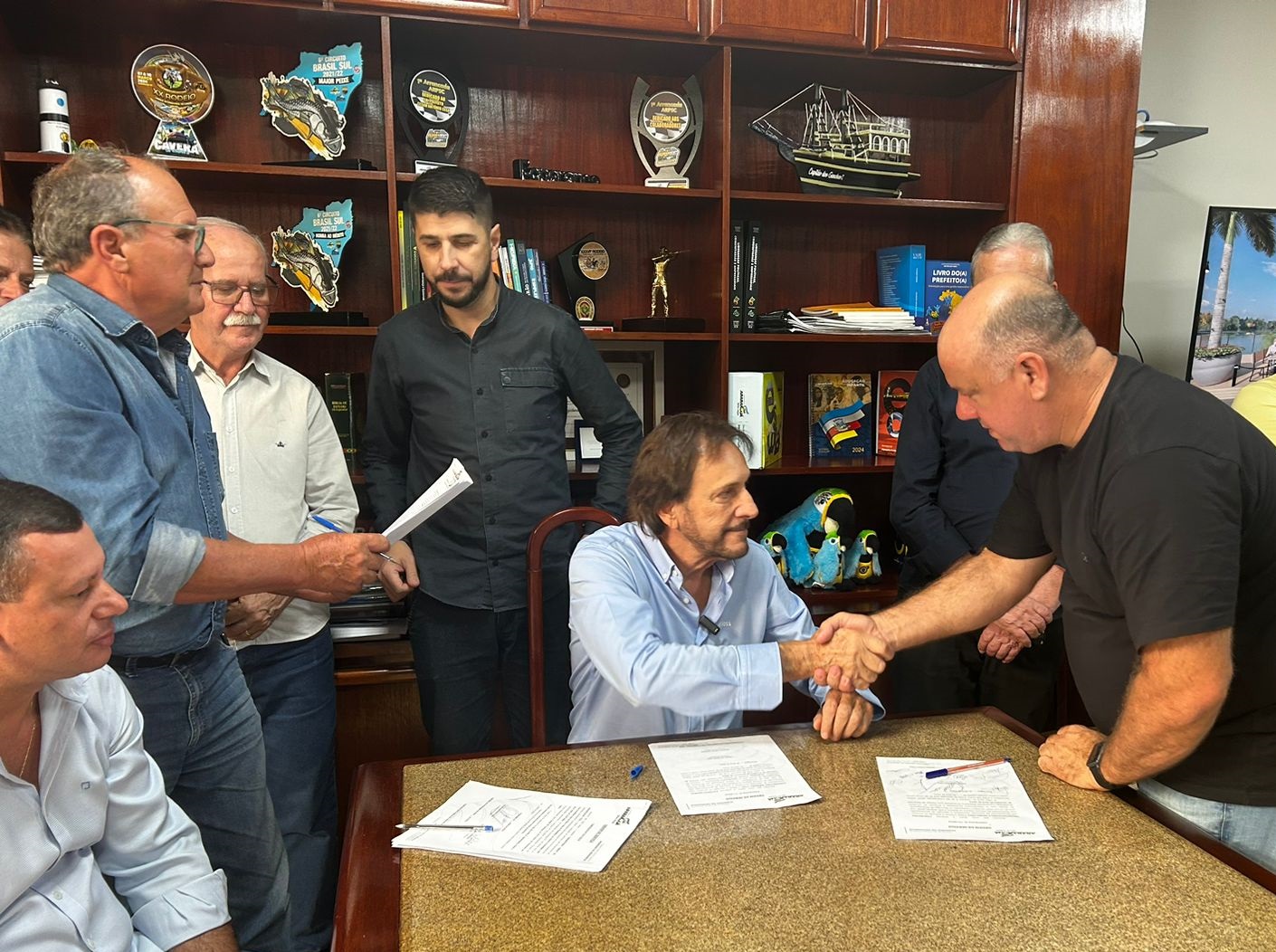 Araranguá: Vereador Luciano Pires celebra assinatura de ordem de serviço para pavimentação na popular rua da Canjiquinha